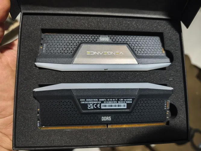 Memória RAM Corsair Vengeance RGB DDR5 de 32GB (2x16GB) a 5600Mhz