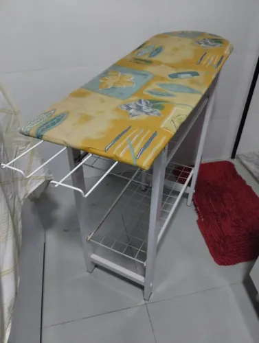 Tábua de passar com base e suporte