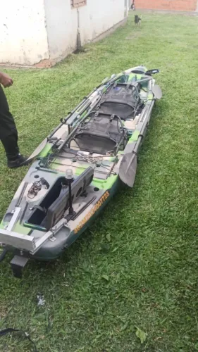 Vendo caiaque Kaiman 135, completo com motor 2.5hp 2 tempos 2 remos luzes de navegação