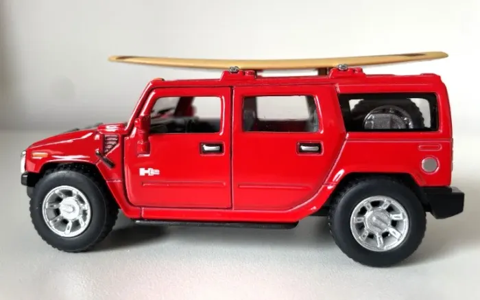 Kinsmart Miniatura Carrinho 1/40 2008 Hummer H2 SUV vermelha com prancha surf