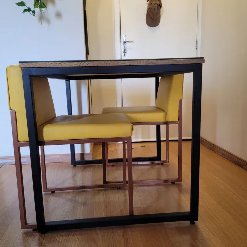 Mesa e Cadeiras Estilo Industrial
