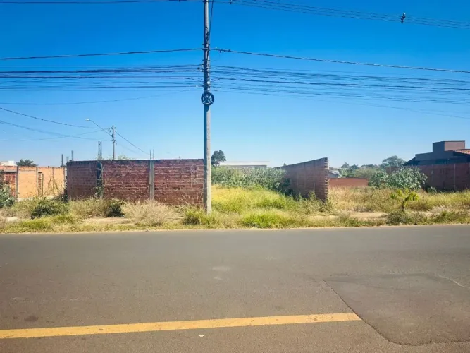 Venda de Terreno / Padrão na cidade de Araraquara