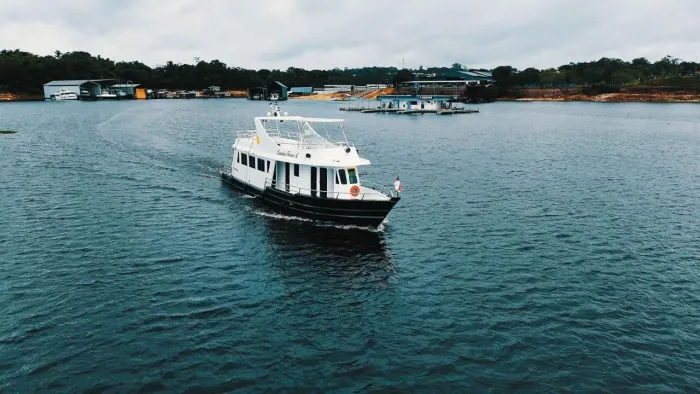 Barco estilo iate