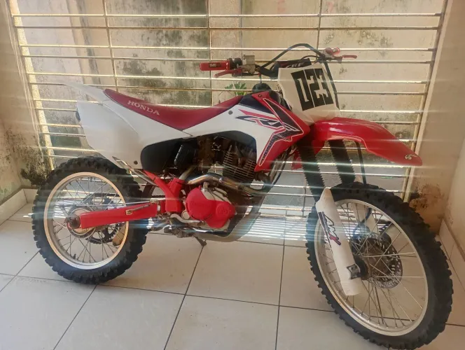 Crf 230 F moto de fino trato, para pessoas exigentes 
