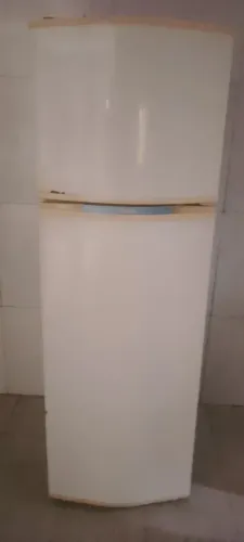 Geladeira Consul dois compartimentos a venda gelando apenas em cima