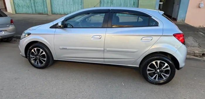 Chevrolet Onix Hatch LTZ 1.4 8V Flex Power Mec. 4P 2015