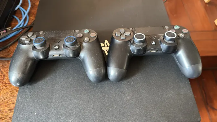 PS4 Pro, SSD 512GB, 2 controles, coolers externos pra resfriamento, 10 jogos + VR