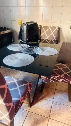 Mesa de jantar com 4 cadeiras