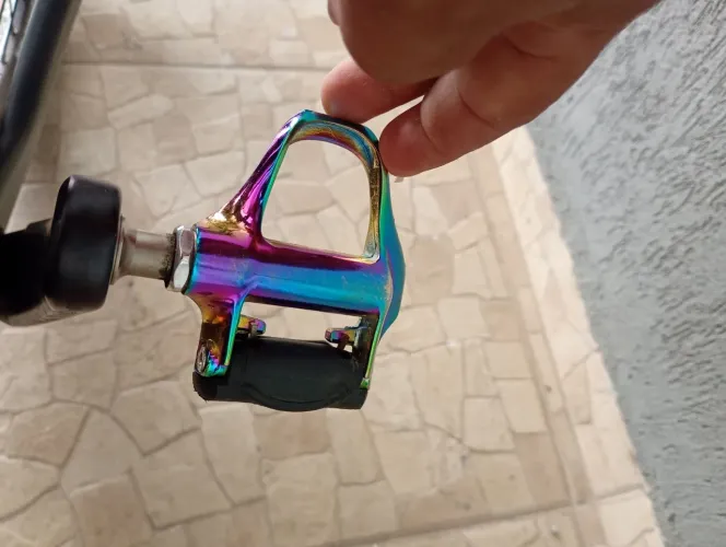 Pedal colorido rosca grossa! Com marca d uso mais perfeita condição!