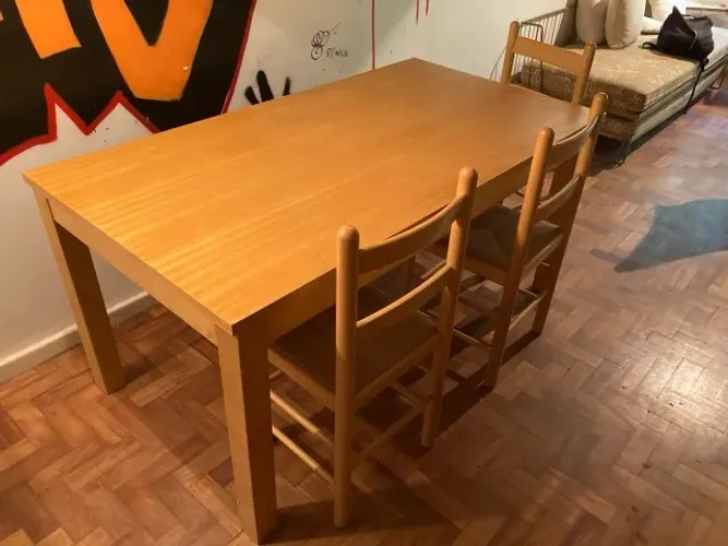 Mesa de madeira com 6 cadeiras ? R$ 600