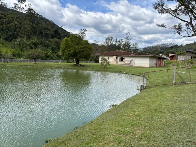 Sitio dos sonhos em APIÚNA com casa de alvenaria, piscina e lago!  