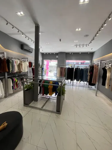 Repasse de estrutura de loja de roupa