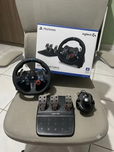 Volante G29 com pedais e câmbio manual.