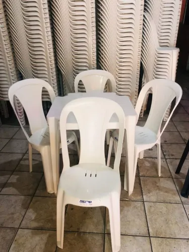 Mesas e cadeiras 