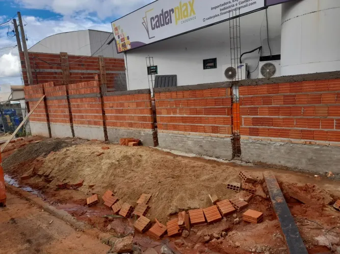 Se alguém tiver precisando de pedreiro só chamar