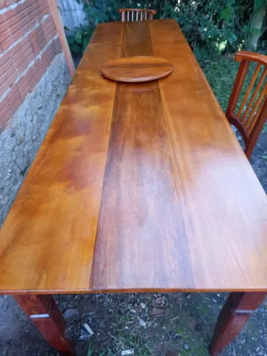 Mesa de madeiras, com cadeiras rusticas