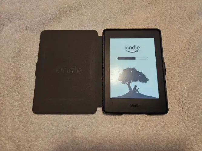 Kindle Paperwhite com capa e cabo - 7. Geração
