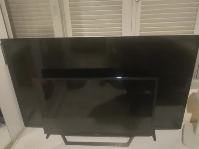 Duas Smart TVs com tela trincada
