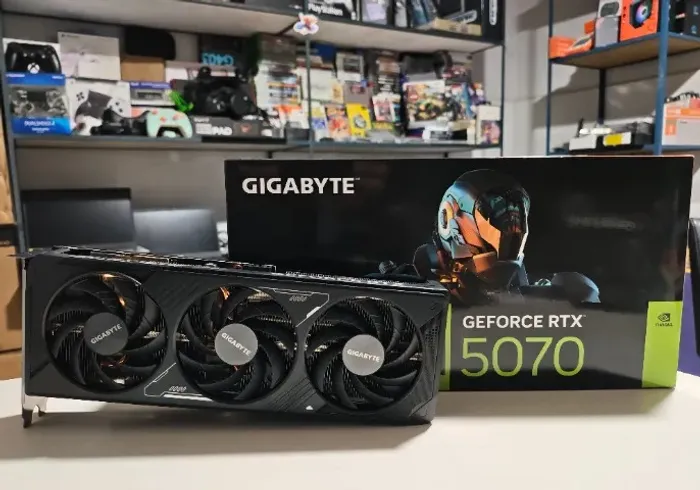 RTX 5070 12GB Gigabyte 3 fans em estado de nova, parcelo no cartão!