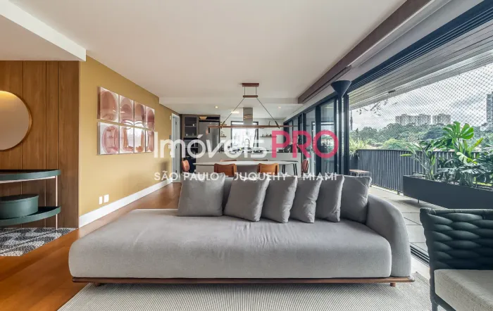 Apartamento iluminado, com uma reforma surpreendente e uma ótima vista, na Vila Madalena.