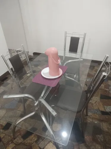 Mesa de vidro com 4 cadeiras semi nova muito bem conservada