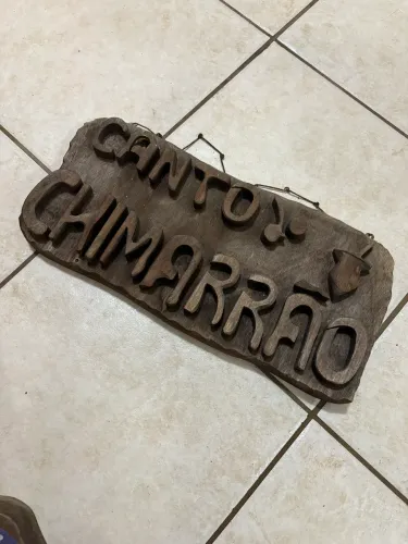 PLACA DECORATIVA ?CHIMARRÃO? EM MADEIRA ENTALHADA