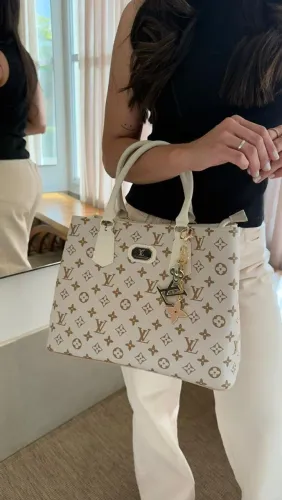 Bolsa Estilo LV com Alça Transversal - Elegante e Espaçosa