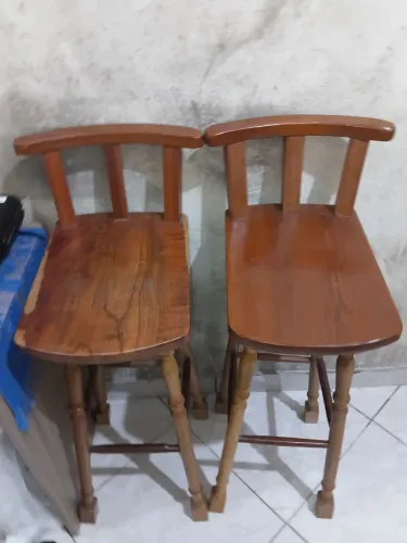 Vendo seis banquetas de madeira trabalhada para balcão americano.