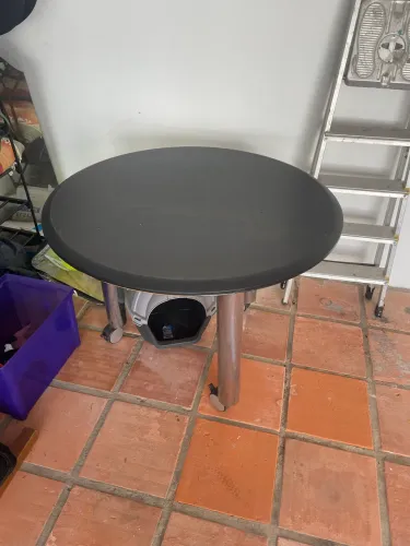 Mesa redonda com rodas de metal