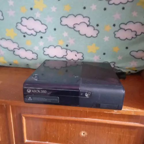 Se vende xbox 360 super slim com defeito na entrada cbi que dá alimentação pro HDMI
