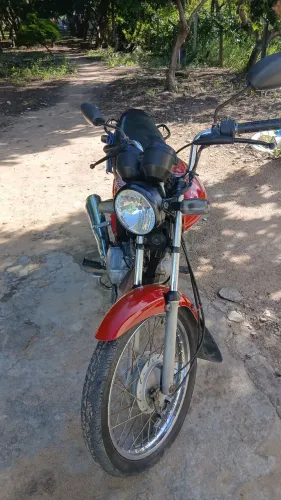 Moto Honda 125 vermelha