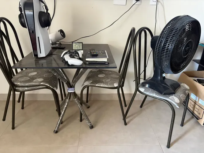 Mesa com 4 cadeiras