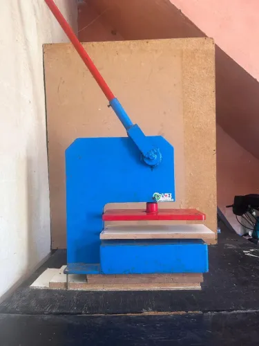 Maquina de fabricar chinelos lhz
