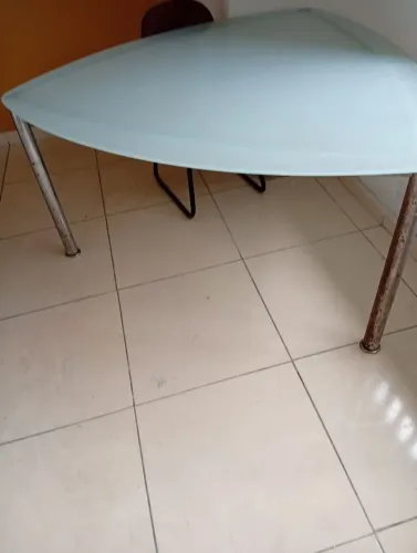 MESA TRIANGULAR VIDRO LAQUEADO. preço ocasião 280, pegar próximo metrô do Barro.