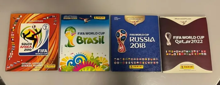 ÁLBUNS DA COPA DO MUNDO PANINI (2010, 2014, 2018 e 2022) + Figurinha Legend