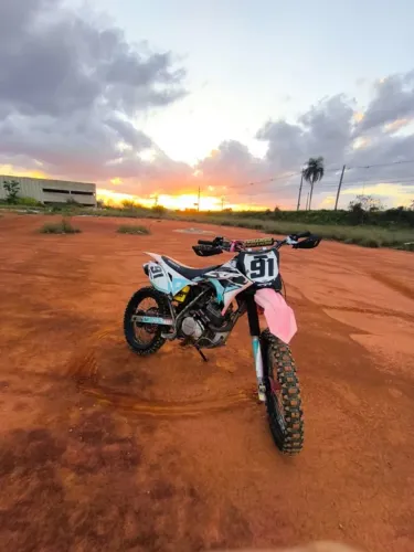 Xr200 pronta para trilha Rosa