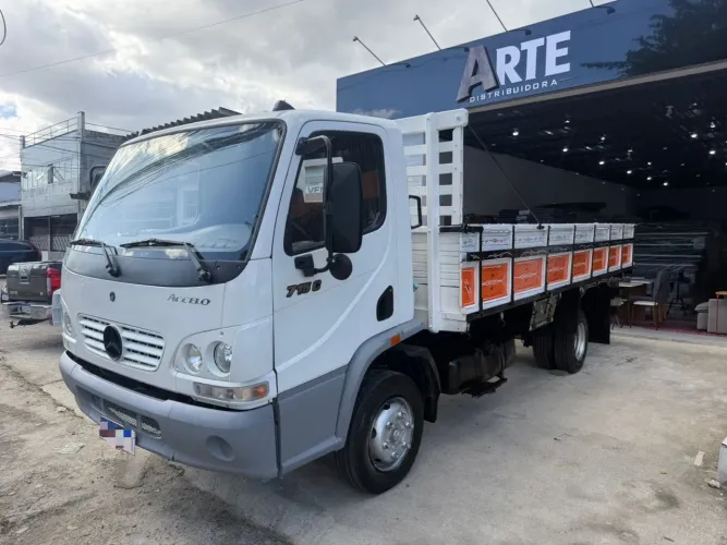 Mercedes accelo 715