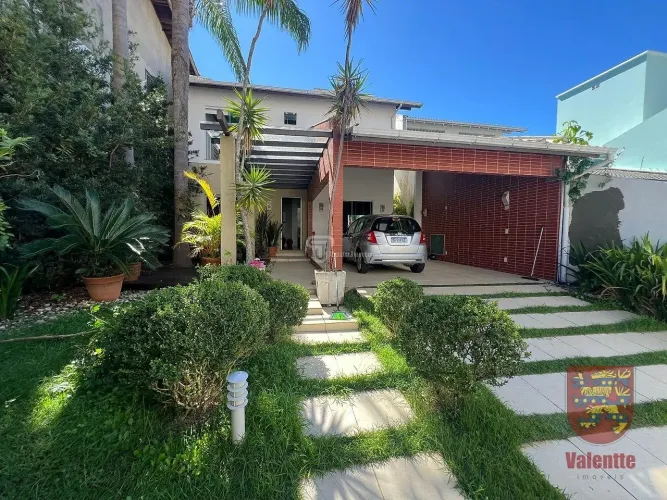 Casa aconchegante no Estreito: 3 suítes, 2 vagas de garagem e a poucos minutos do centro d