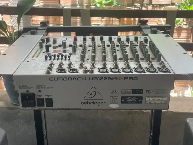 Mesa de som EURORACK UB1222FX-PRO Behringer