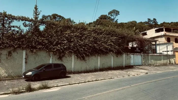 Casa com 4 quartos, sendo 2 suítes, piscina, churrasqueira, quadra futevôlei