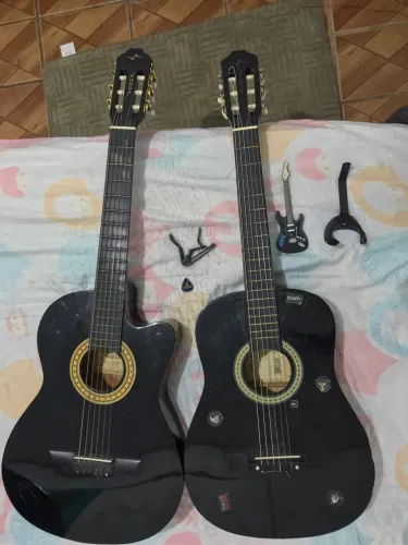 KIT 2 VIOLÕES PRETOS + ELÉTRICO + CAPOTRASTE + PALHETA + SUPORTE