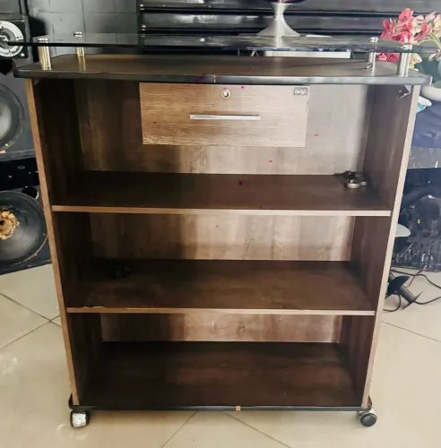 Balcão em Mdf e vidro com rodinhas em ótimo estado