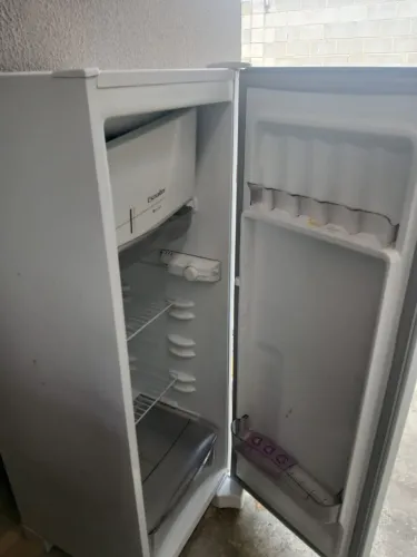 Vendo uma geladeira com 3 anos de uso conservada