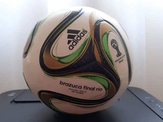 Bola Adidas. Modelo Brazuca. Comemorativa Copa 2014 Réplica 