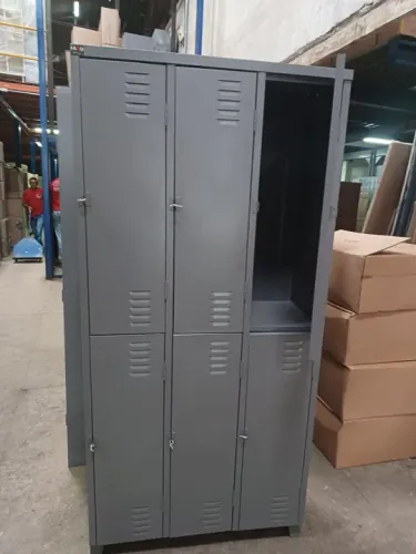 Vendo Roupeiro de aço 6 portas grandes.( Novo )Tenho outras opções de armários.