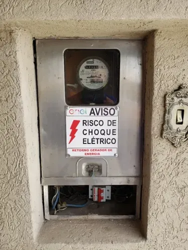 Painéis elétricos, projeto e montagem com equipe de engenharia.