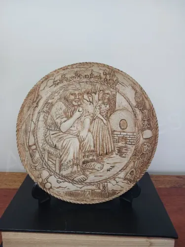 Antiga placa decorativa, em resina - Casal em cena cotidiana - 21,5cm de diâmetro