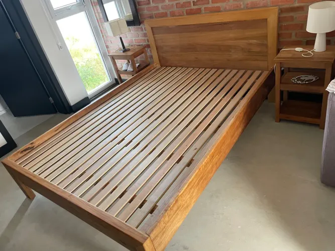 Cama produzida em madeira maciça 