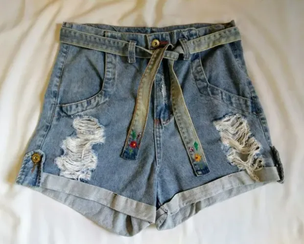 Shorts bordado a mão cintura alta