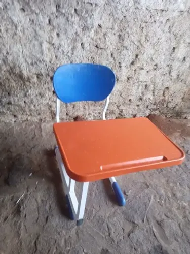 Cadeira escolar com prancheta frontal 
